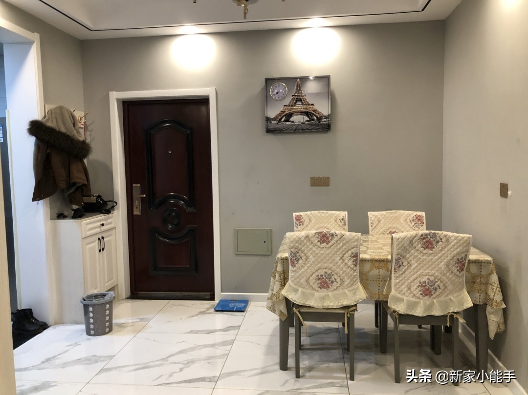 阳台一端打榻榻米,阳台隔一间房子做榻榻米