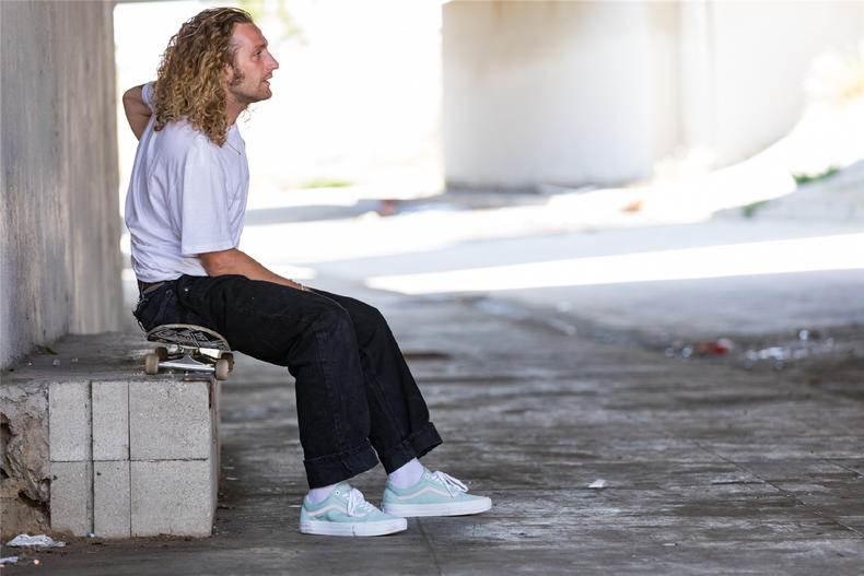 gd权志龙蓝色西装配匡威,gd权志龙的理想型