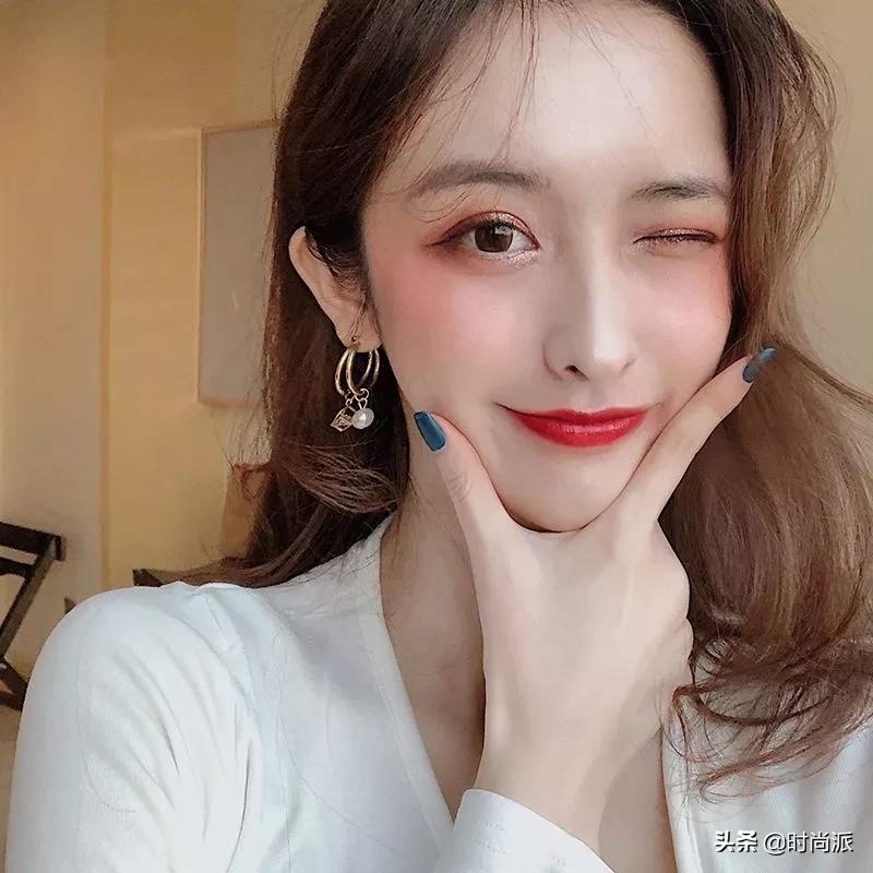 耳环这样戴减龄又显白,短头发戴什么耳环好看百搭