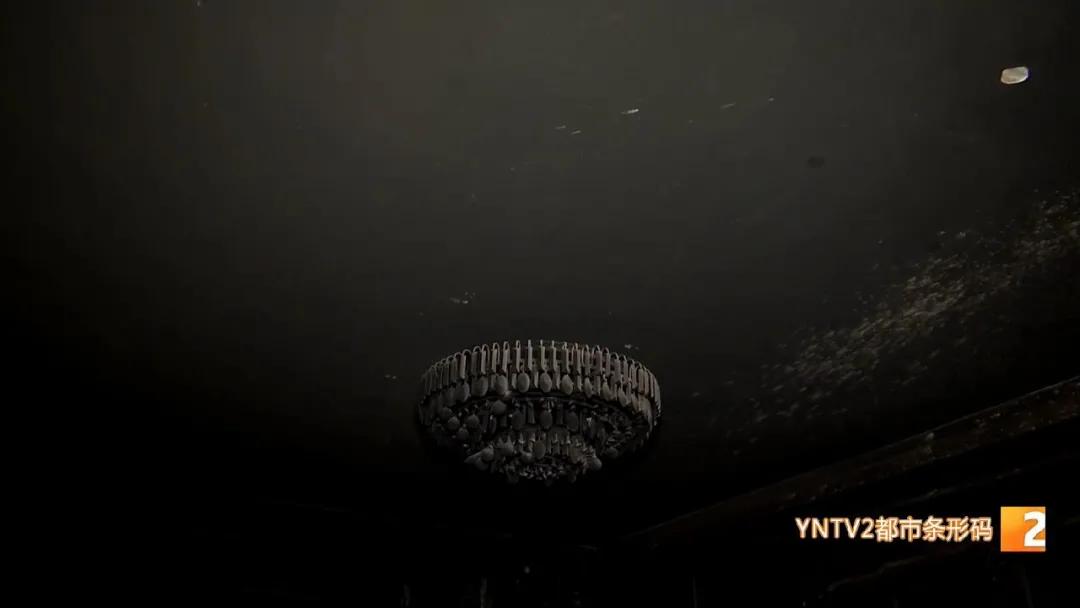 电闸拉下来了却着火了,电闸推上去电灯炸了