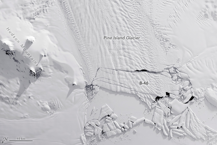 南极发现大型冰山冰裂,南极冰川加速融化138座火山后果