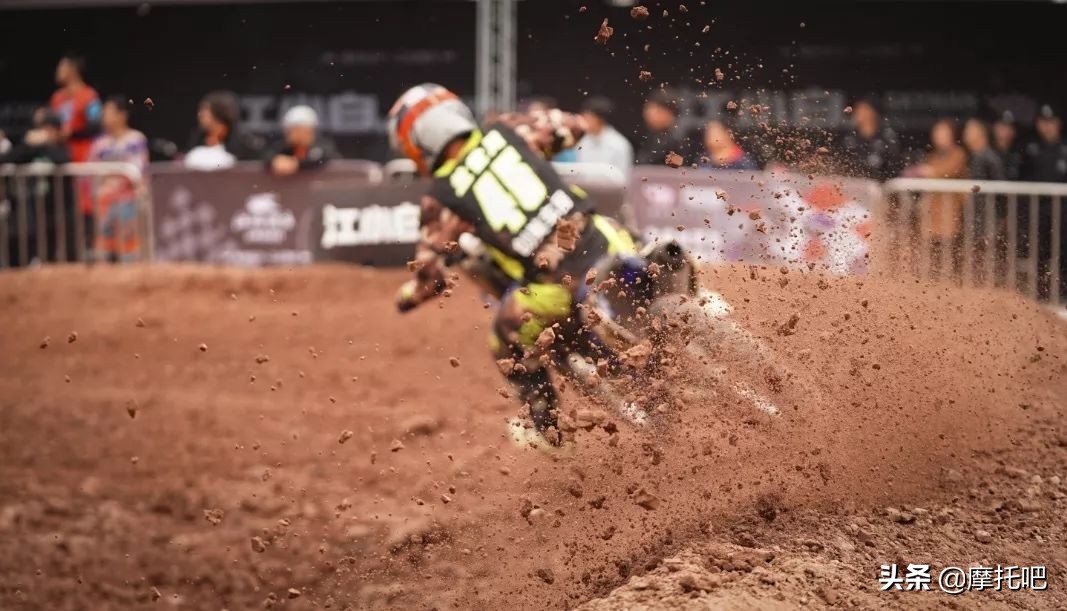 这摩托真好喝。。。不对....这酒真好骑！