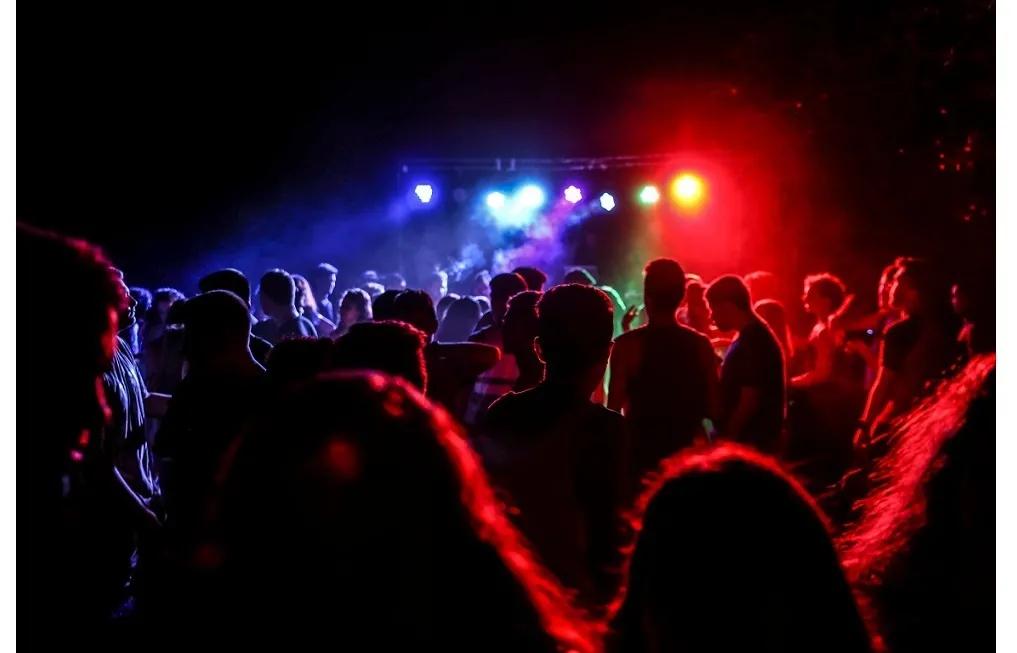 人到中年，万念俱灰，如何活得刀枪不入？