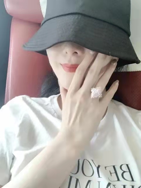 范冰冰与粉丝合影戒指抢镜,范冰冰参加友人聚会