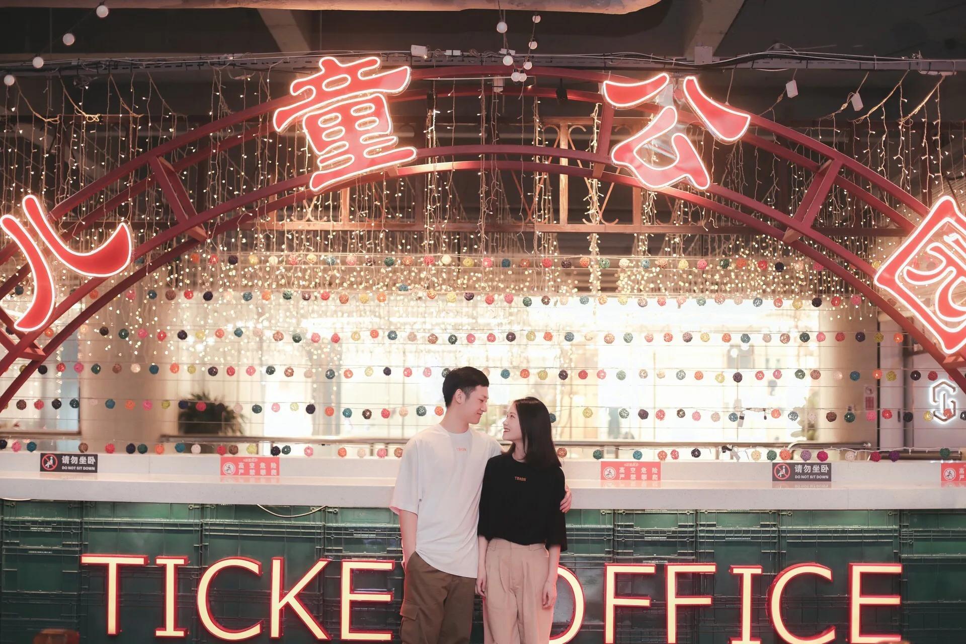 成都大学生情侣来广州旅游、我们去维家思广场拍了一组复古风格片