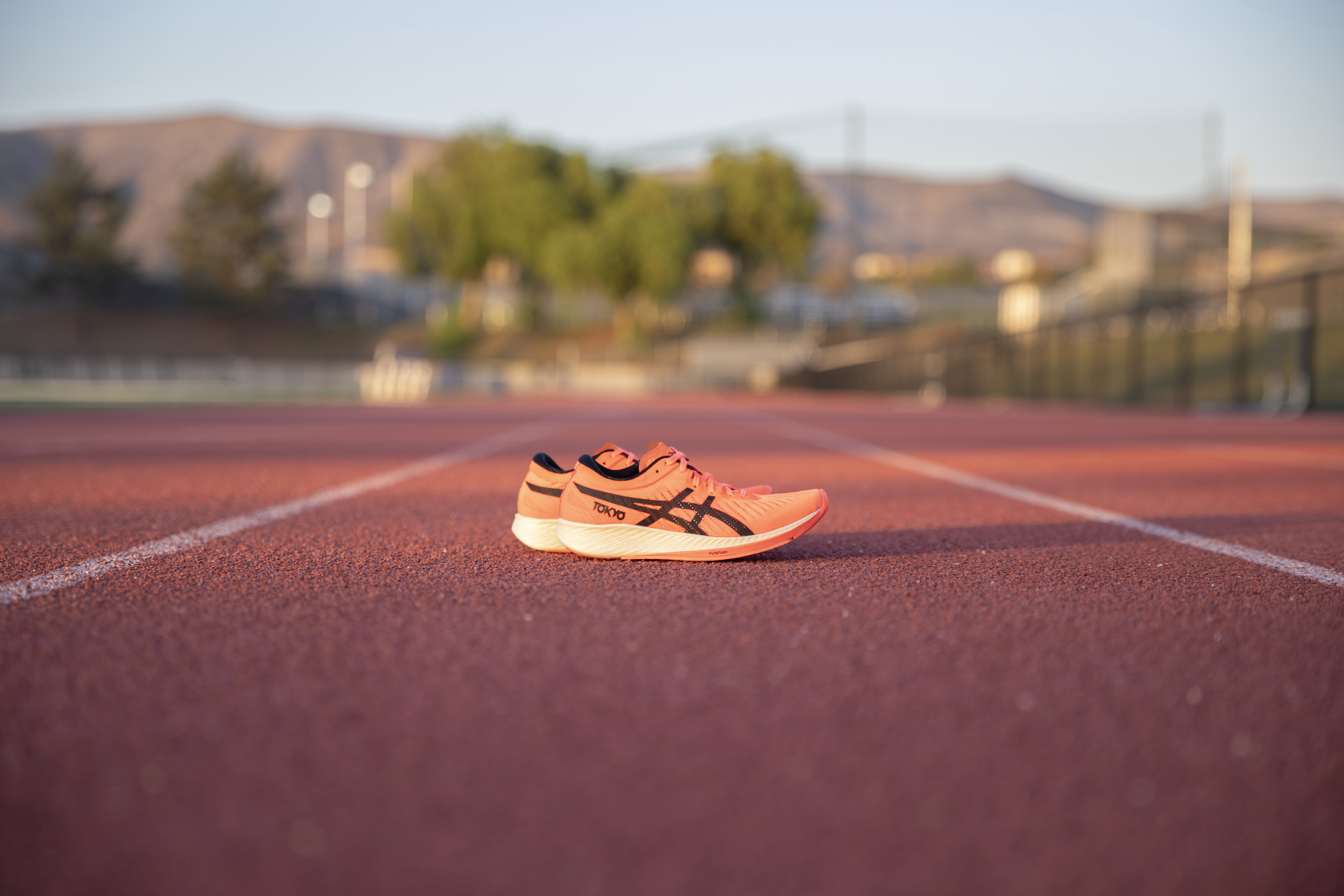 亚瑟士复古跑鞋白蓝混合配色,亚瑟士橘色碳板跑鞋