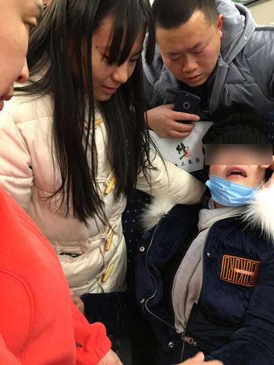 高铁女乘务员昏倒乘客针灸,女乘客车上昏迷针灸抢救