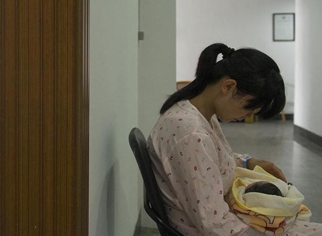 产后子宫恢复得好不好，看恶露就知道，卫生巾上轻松排查4点异常