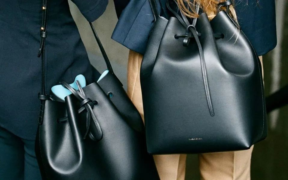 会背水桶包的人,会背奢侈品包包