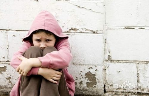 很胆小的小朋友玩90度的滑滑梯,两岁多的宝宝胆小不敢坐滑滑梯