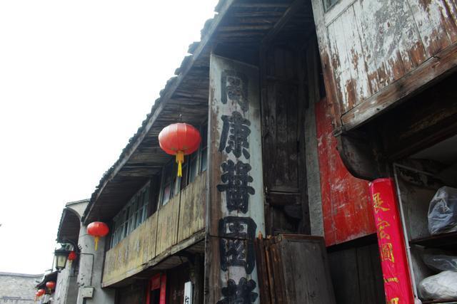 这条街以前很繁华,这条街历经百年变迁