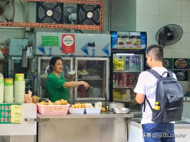 澳门当地人吃的蛋挞,在澳门吃着蛋挞超开心