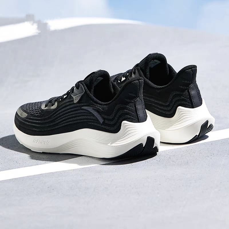 白敬亭上脚安踏跑鞋,安踏氮科技跑鞋白敬亭同款