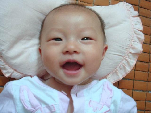 宝宝频繁吃奶会不会被撑到,宝宝吃奶时间和奶量表