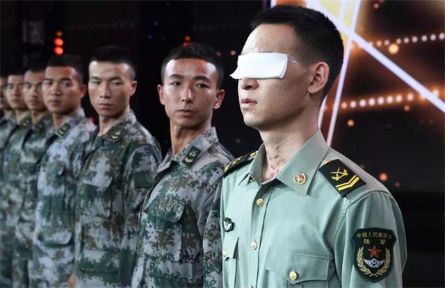 排雷英雄杜富国事迹图片,排雷英雄杜富国授勋荣誉称号仪式