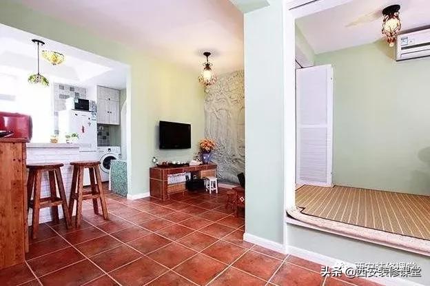 在客厅隔出一间卧室带阳台,客厅软隔断隔出一间卧室