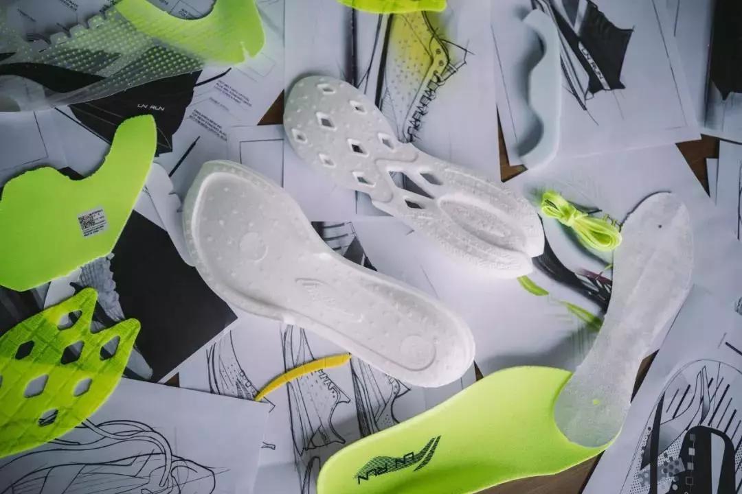 亚瑟士碳板跑鞋metaspeedsky,up302.0elite碳板跑鞋