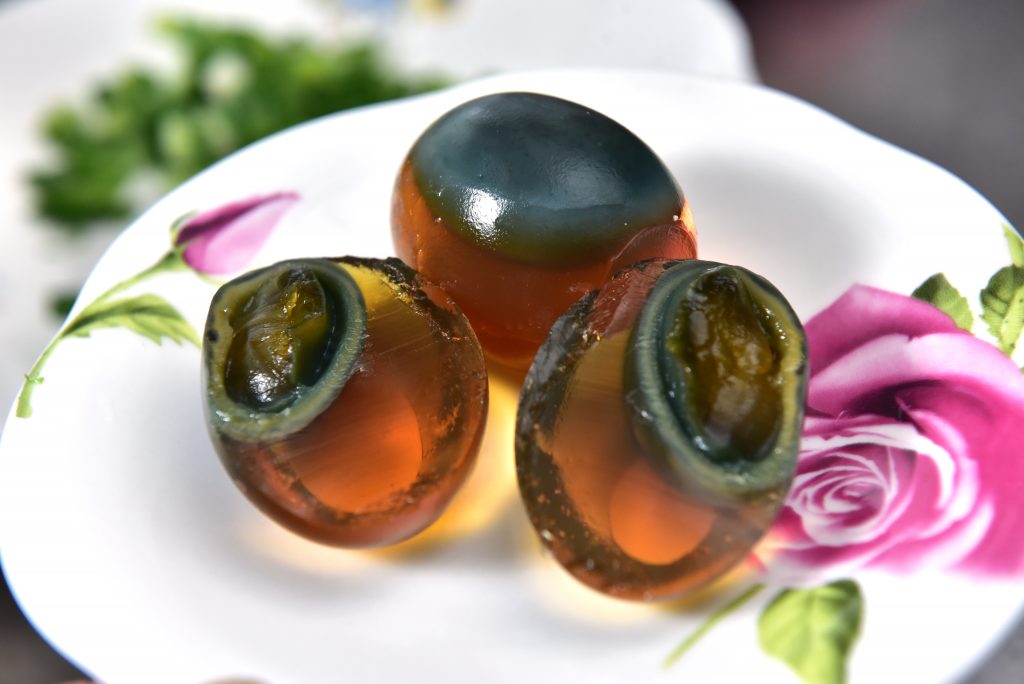 入厨贴士｜挑选皮蛋的4大秘诀，熟成并凝固良好，手指轻敲有弹性