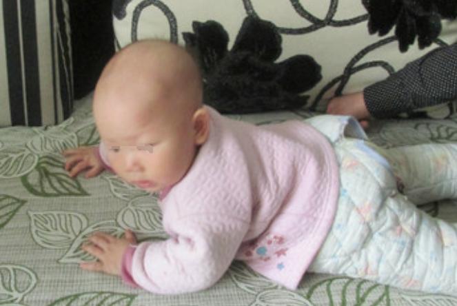 宝宝会爬是先往前还是往后,小婴儿几个月会走路