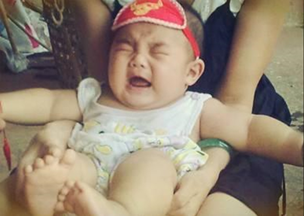 宝宝晚上睡觉要不要脱衣服脱袜子,晚上睡觉要不要给宝宝脱衣服