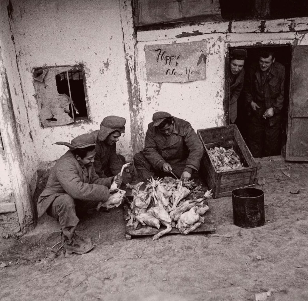 志愿军管理的战俘营，为土耳其战俘购买活鱼，美军战俘每人一只鸡