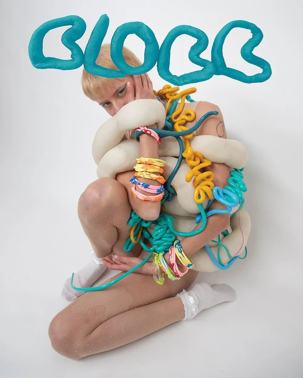 今年夏天，时尚圈流行戴假货