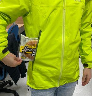 始祖鸟冲锋衣beta荧光绿穿搭,始祖鸟arcteryxleafalphagen2冲锋衣