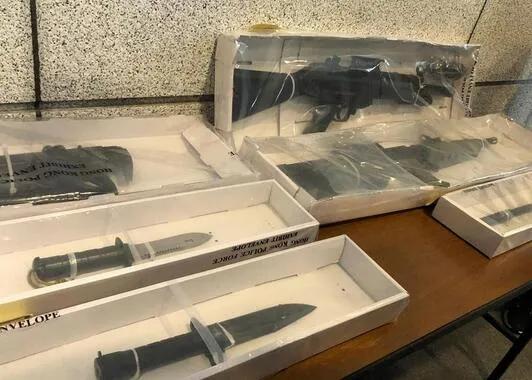 太狂了！香港这对母子竟然搞了个「*火军**库」卖手枪防毒面具及防弹背心...