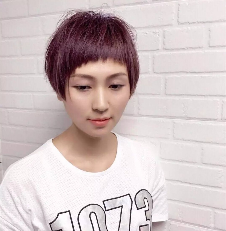 圆脸女生一定要尝试一下这款发型,圆脸女生适合的发型减龄中长发