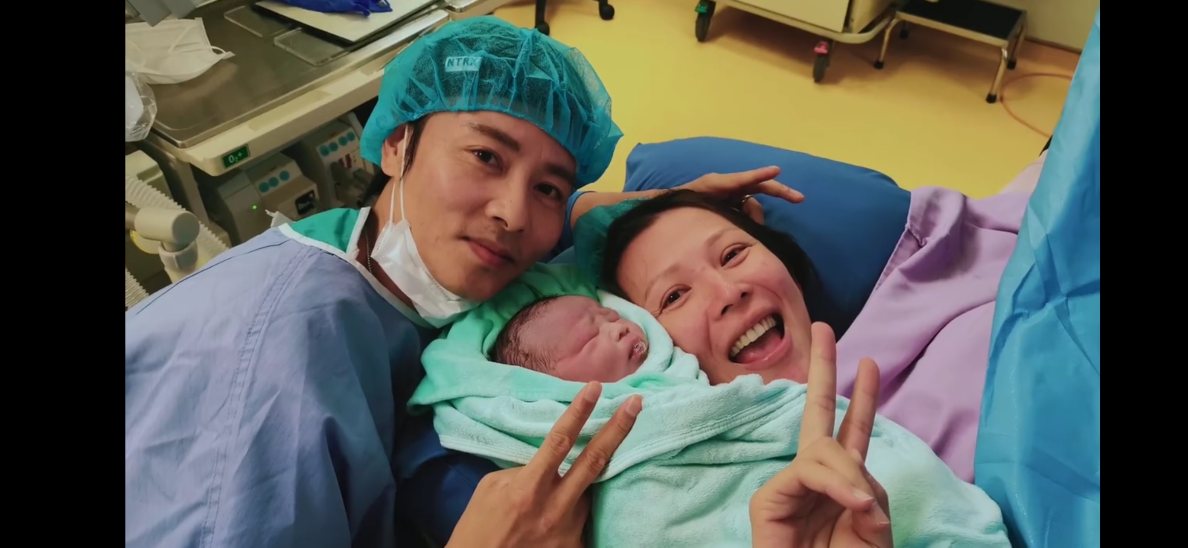 蔡少芬为儿子洗澡手法娴熟，笑得一脸宠溺，乐儿秀肉嘟嘟身材超萌