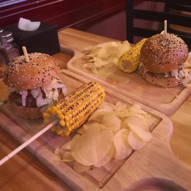 头一次在足球酒吧吃到90块钱的玉米片贵到离谱却好吃至极