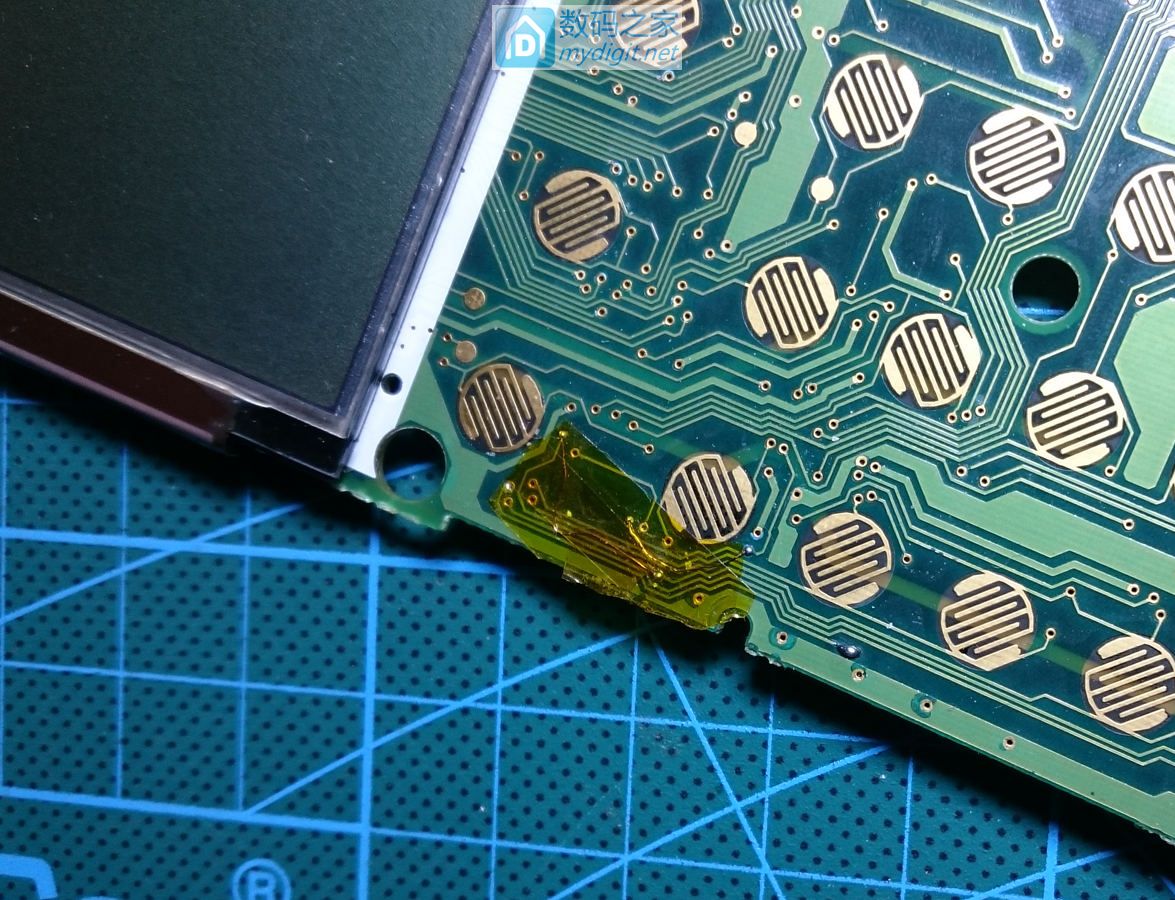 技术大佬秀操作！德州仪器TI-89图形计算器拆机维修及CPU超频