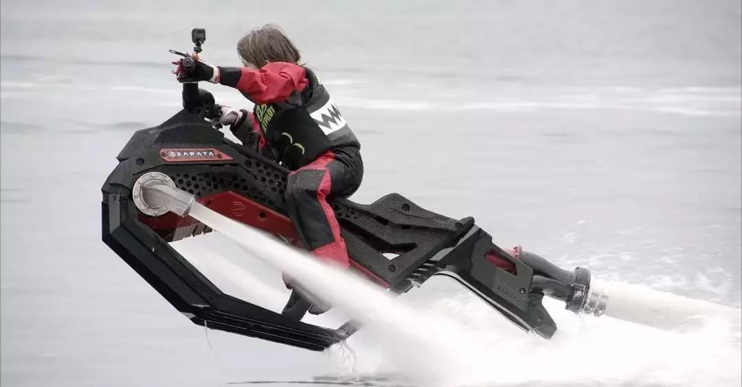 让小李子、迪拜土豪疯狂迷恋的法国钢铁侠，踩滑板飞越英吉利海峡