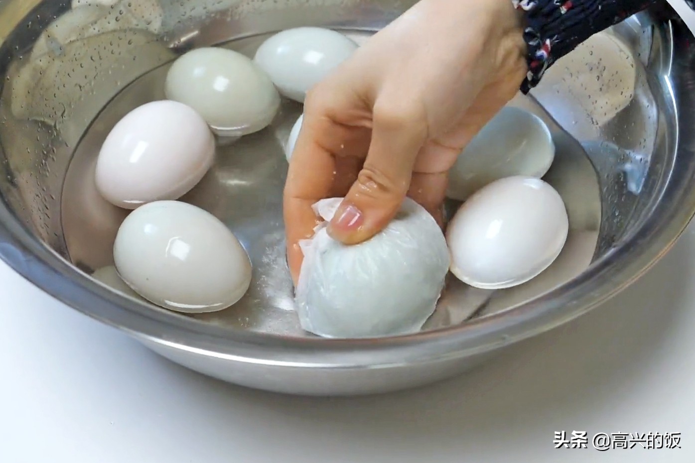 用超简单的方法腌制流油咸鸭蛋,如何腌咸鸭蛋又快又能冒油