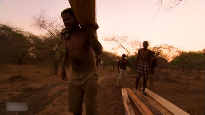 非洲传统伐木工艺，一月才赚600元，曾被列为非物质文化遗产