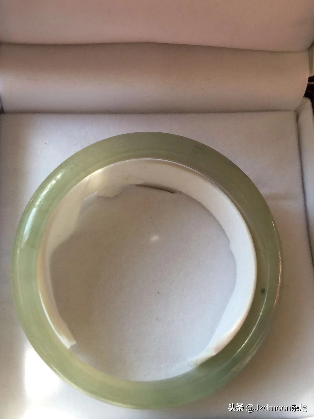 纯净无杂质的玉手镯,纯净如水的翡翠