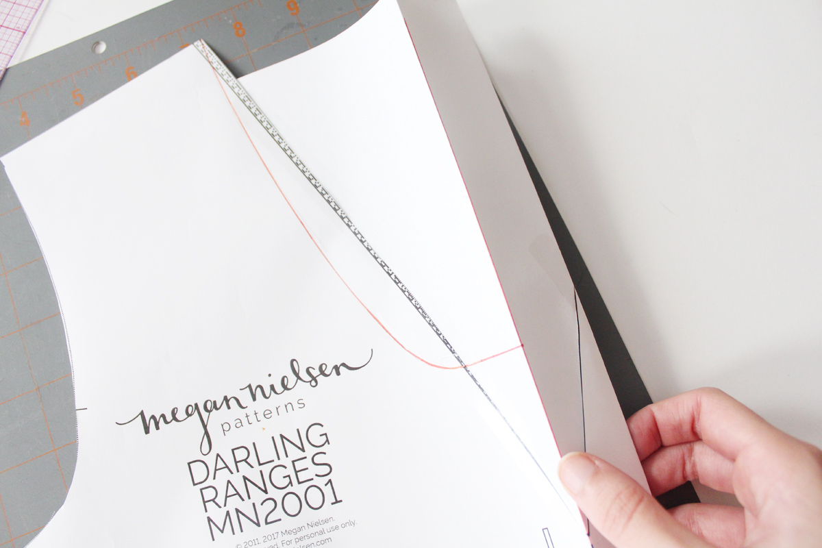 一字连衣裙领口大了怎么改小窍门,裙子的领口大怎么更改好看