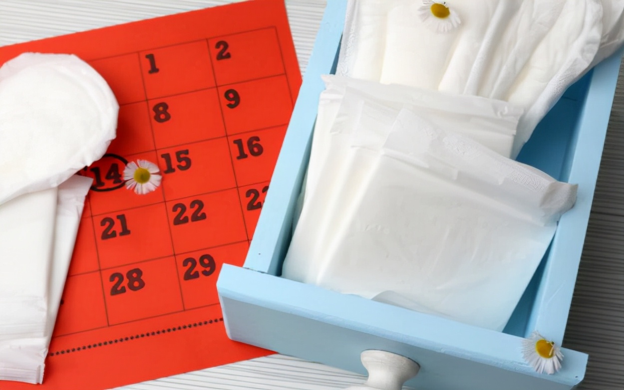 女性来例假时，有像“肉”一样的血块，是咋回事？看完涨知识