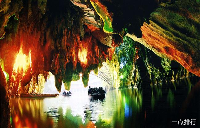 贵州十大好玩的旅游景点，黄果树瀑布是中国乃至亚洲最大的瀑布，也是世界最负盛名的瀑布之一