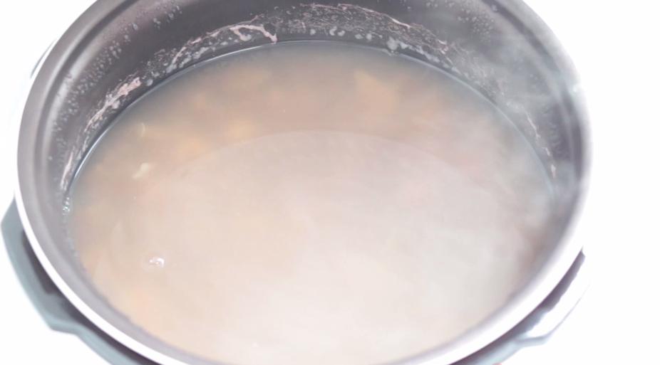 酷暑天气来碗冰镇莲子汤降降火,清热解毒又下火的绿豆莲子汤