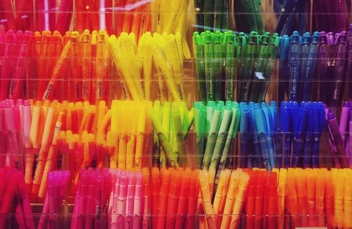 现在,全靠霓虹文具给我带来工作的归属感