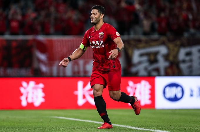 45球巴西巨星，“压哨”入中国境，感慨：谢天谢地，中国控制一切