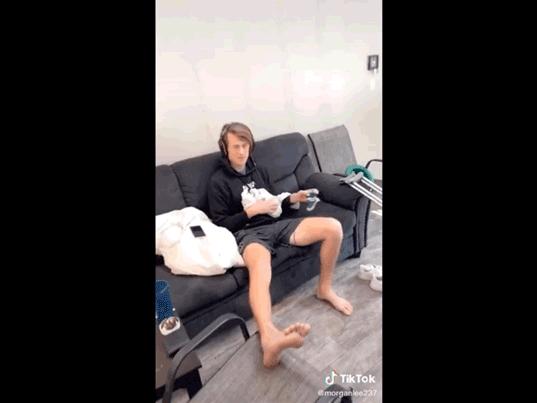 憋疯的外国网红在干嘛？玩尬舞、枕头挑战，还有裸体女友！