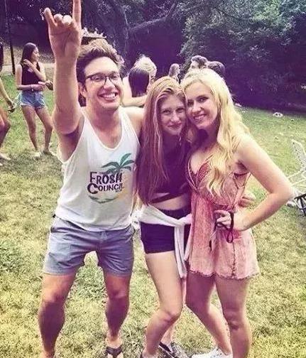 霍启刚郭晶晶带着孩子去赚零花钱,霍启刚晒儿女擦车