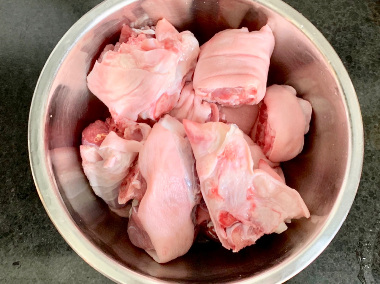 黄豆炖猪蹄汤是甜的,黄豆炖猪蹄奶白色