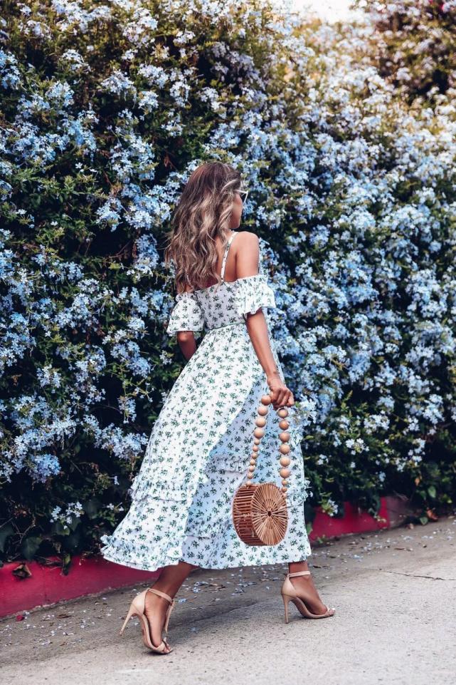 碎花裙这样穿又仙又美又洋气,春天必备的粉色系碎花裙来了