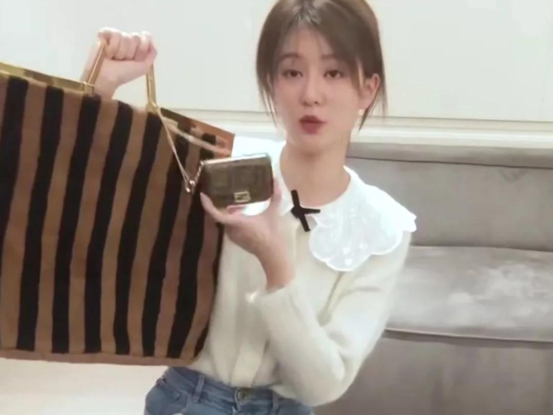 乔欣的包能装下什么,乔欣真的很有钱吗