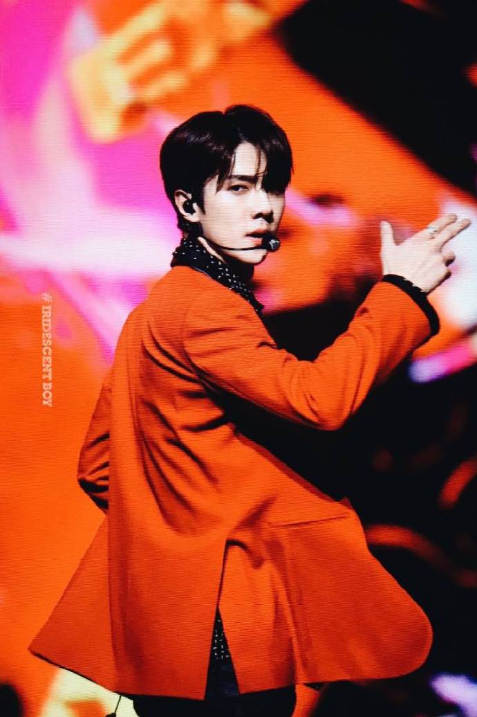 吴世勋油头港风发型上热搜，这个男人帅起来，抬头纹都写着“欲”