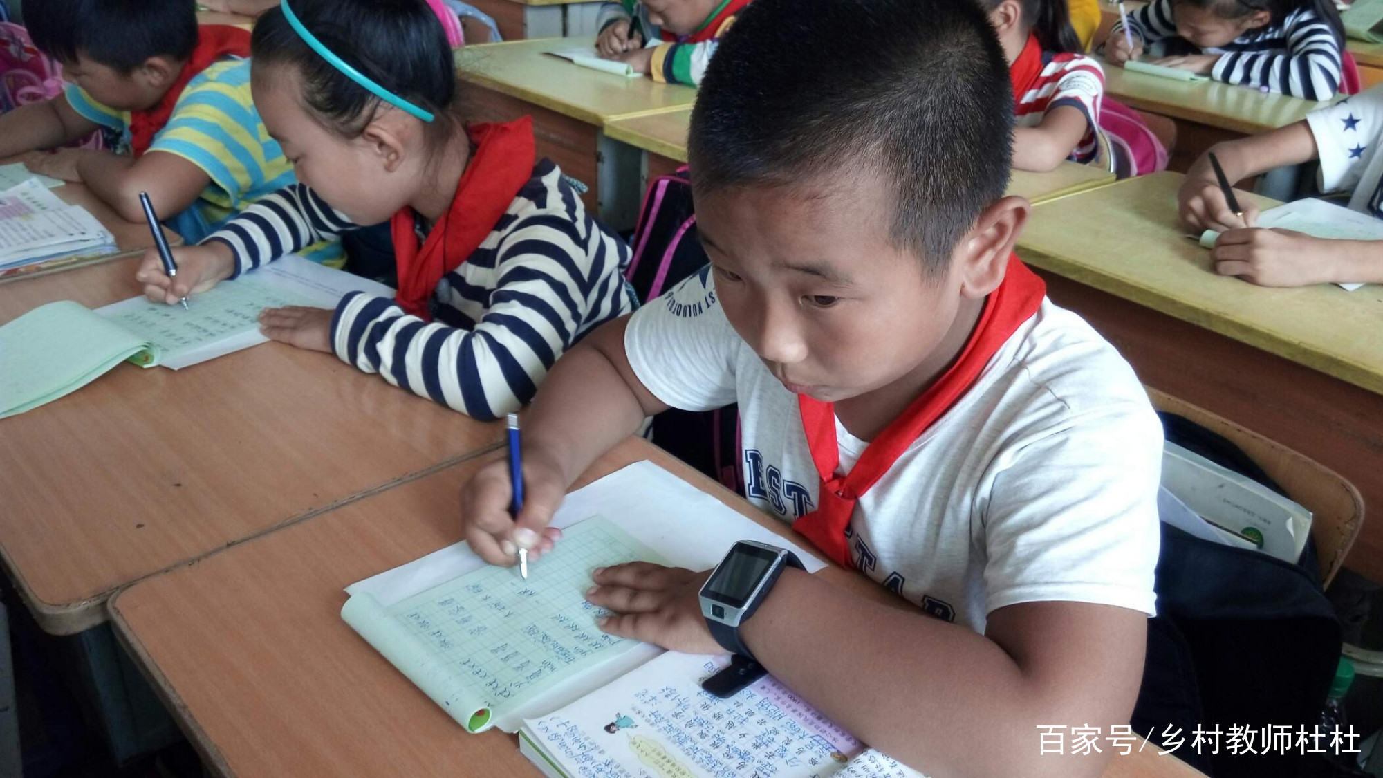 孩子写字一堆毛病,孩子写字要看着才能写好怎么办