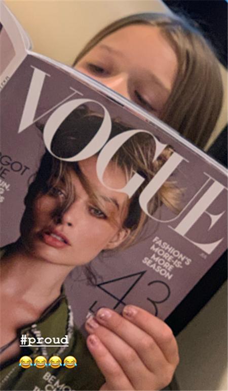 小七又胖了！圆滚滚的七公主和爸爸踢球，辣妈贝嫂给她恶补名媛范